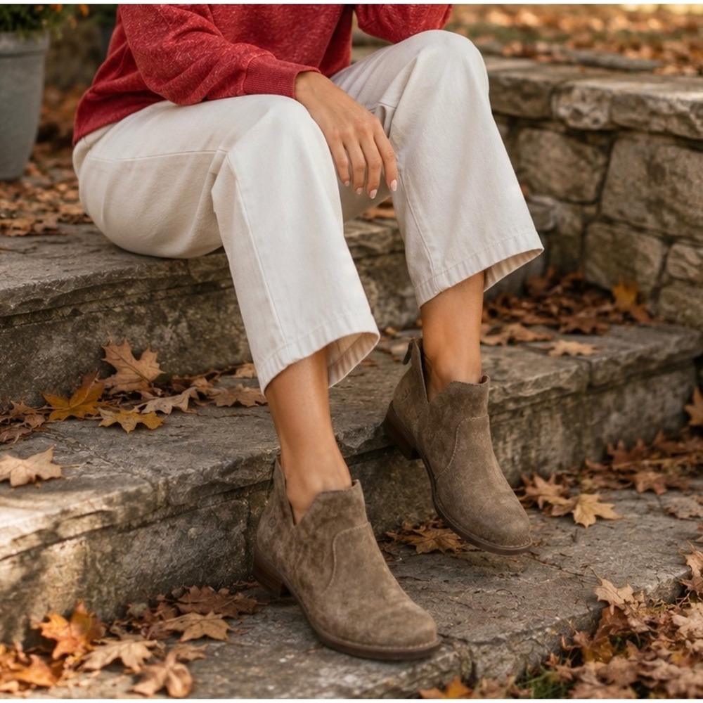 Born Kerri Taupe Suede V-Cut Ankle Booties D89955 Brown Low Heel Womens‎ 7.5M
